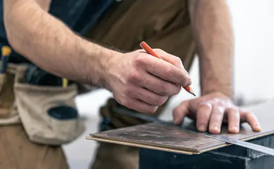 Artisan auto-entrepreneur bénéficiant d'une assurance décennale