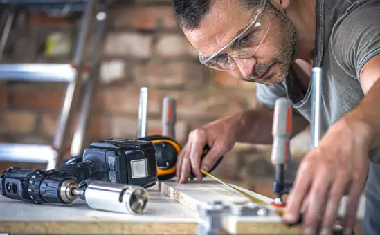Artisan du bâtiment comparant une assurance décennale pas chère