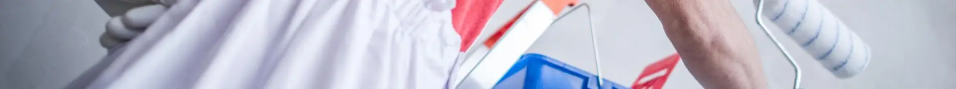 Peintre réalisant des travaux de peinture