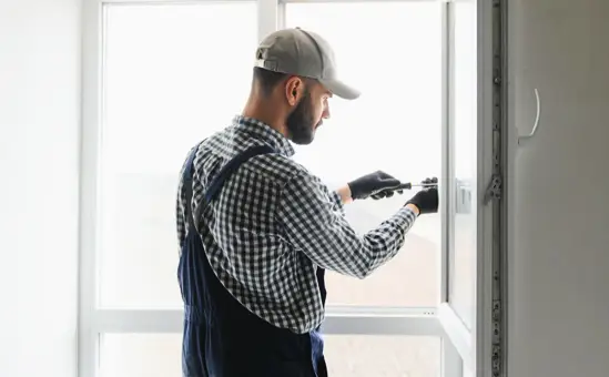 Artisan menuisier bénéficiant d'une assurance décennale